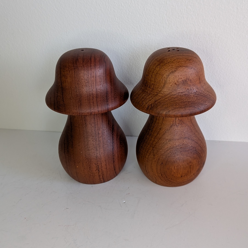 Merry Mushroom Wooden salt and pepper shakers Set Arnels MCM kitchen decor - Picture 5 of 7